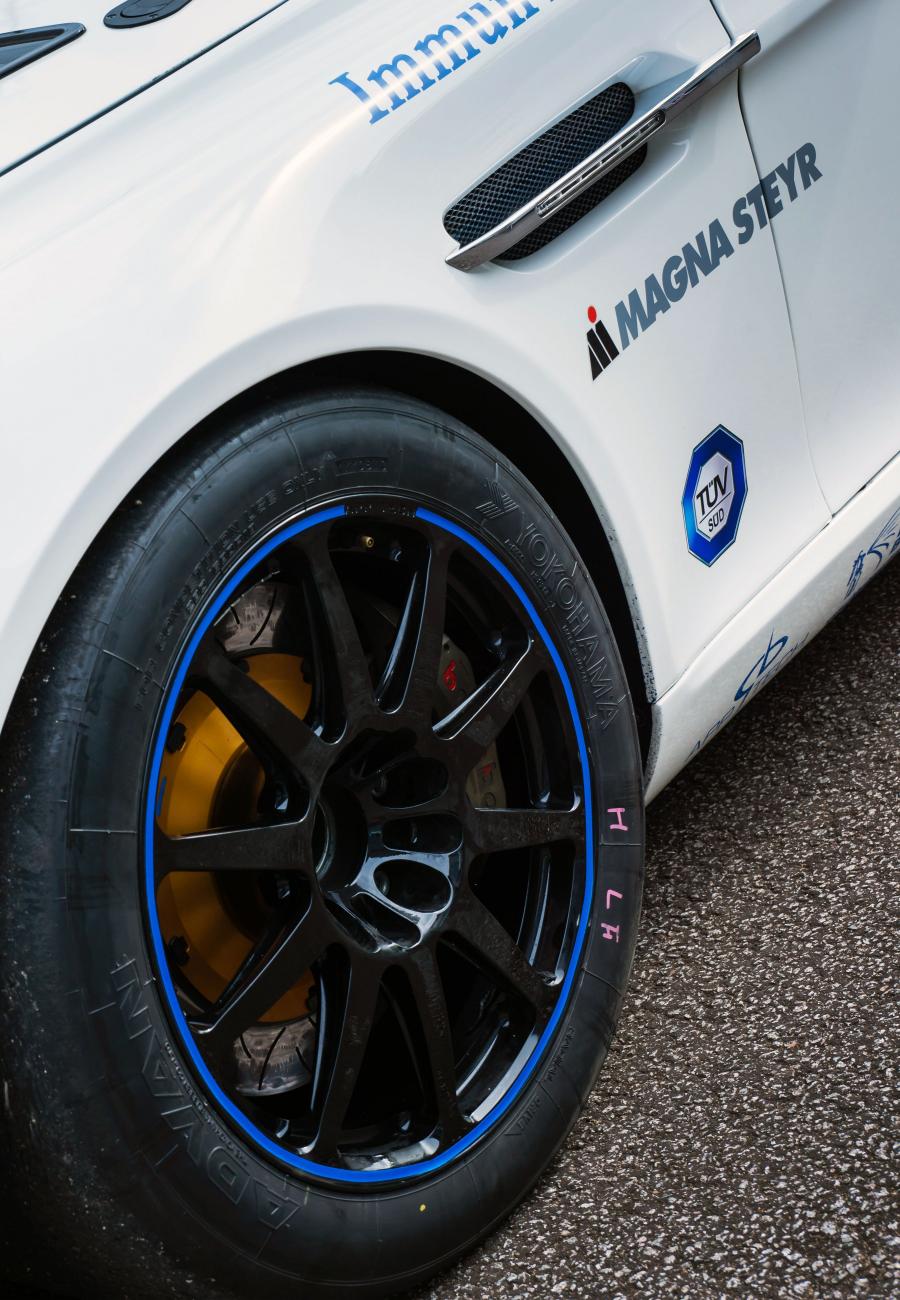 Колеса Aston Martin Hybrid Hydrogen Rapide S 2013 года  (фото 5 из 11)